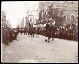 Vista del gobernador Theodore Roosevelt liderando la Tropa A en el desfile de Dewey en la Quinta Avenida, Nueva York, 1899 (impresión en gelatina de plata)